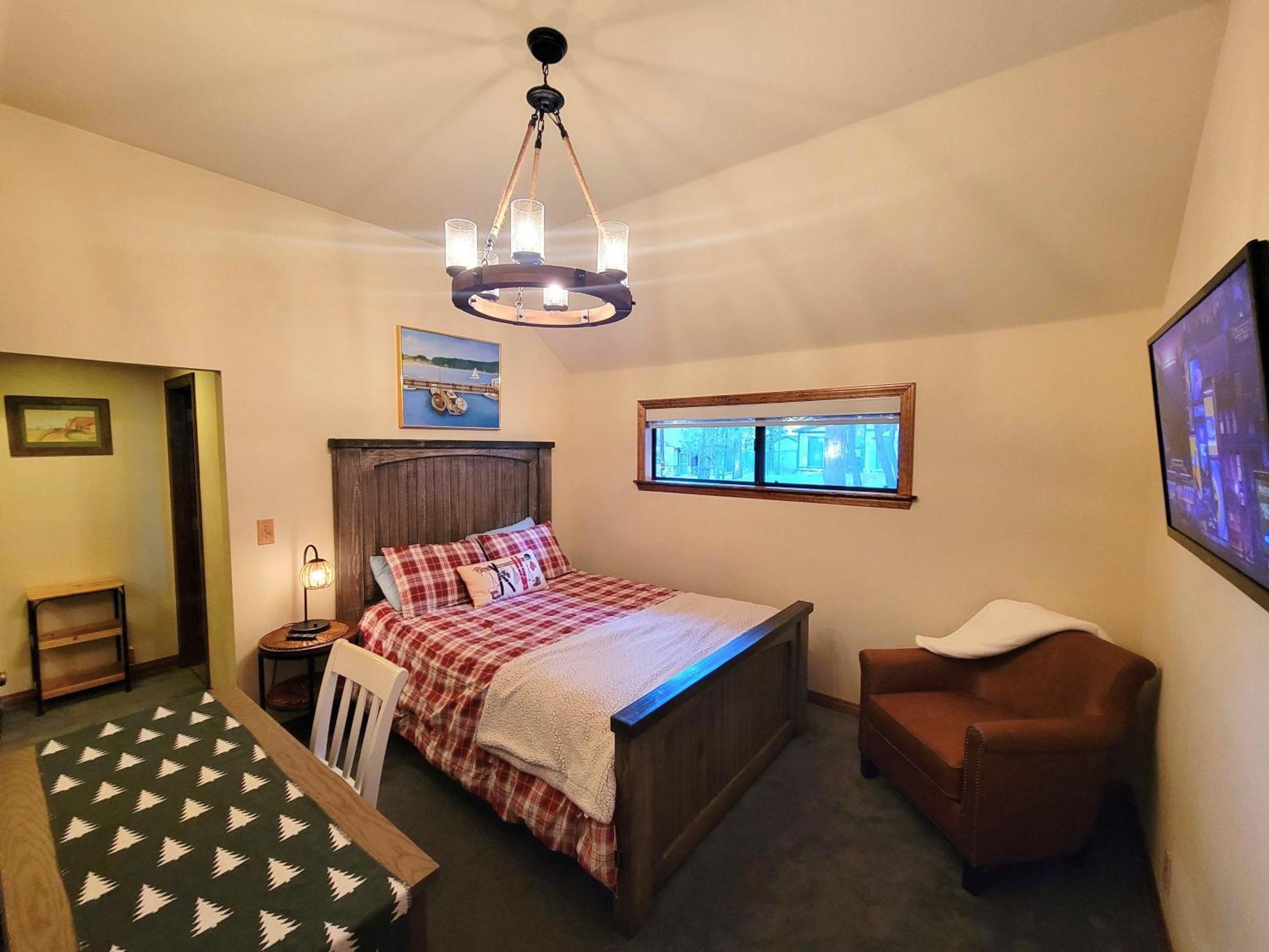 Four Seasons Getaway-Private Hot Spa With Pine Tree Views-Walk To Village And Pineknot Trailhead-Plus King Bed! Big Bear Lake Exterior photo